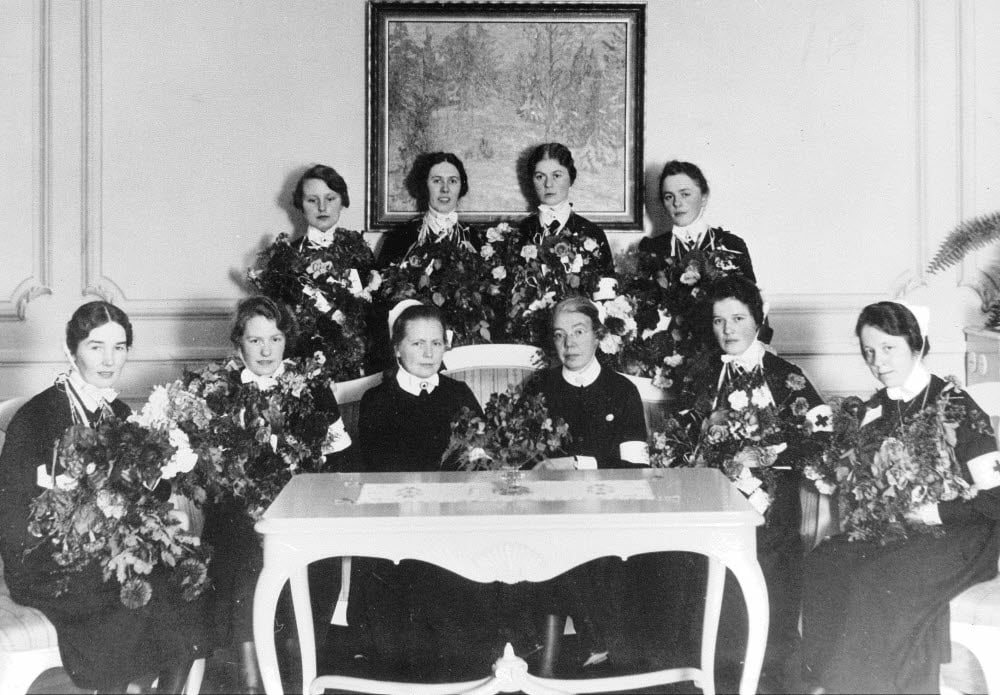 Årskurs 1928-1931 vid Sjuksköterskeskolan, Gävle lasarett. Sittande fr. v: Elida Larsson-Stålhammar, Ann-Mari Axelsson, husmor Nora Eichhorst, instruktionssköterska Karin Karlsson, Dagmar Carlsson och Judit Axling. Stående fr. v: Greta Heimer, Ann-Mari Andersson, Ingrid Sundell och Nanny Lind.