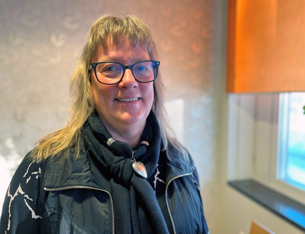 Laila Engstedt, kvinna ler mot kameran, bär svarta glasögon, svart schal, svart jacka. Profilbild.
