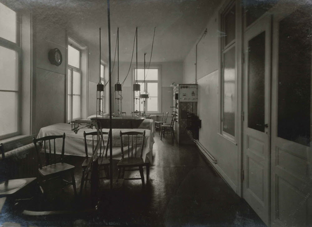 Ljusbadet på Moheds sanatorium där de intagna vid Sunnerstaholm genomgick behandling. Bilden finns i regionarkivet.