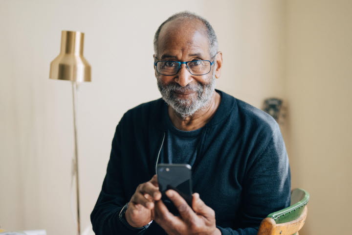 Man med mobiltelefon