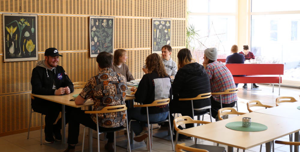 Kursdeltagare sittandes i restaurang