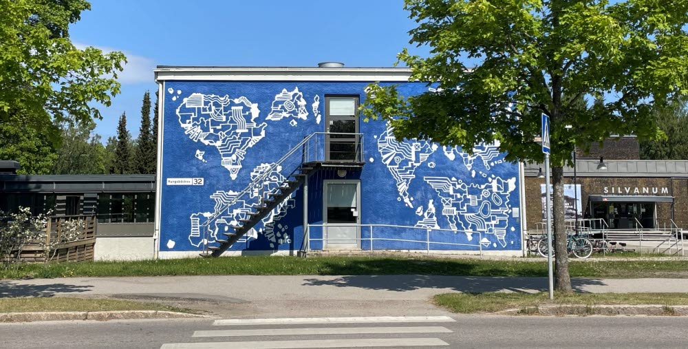 Konstverk utanför Silvanum