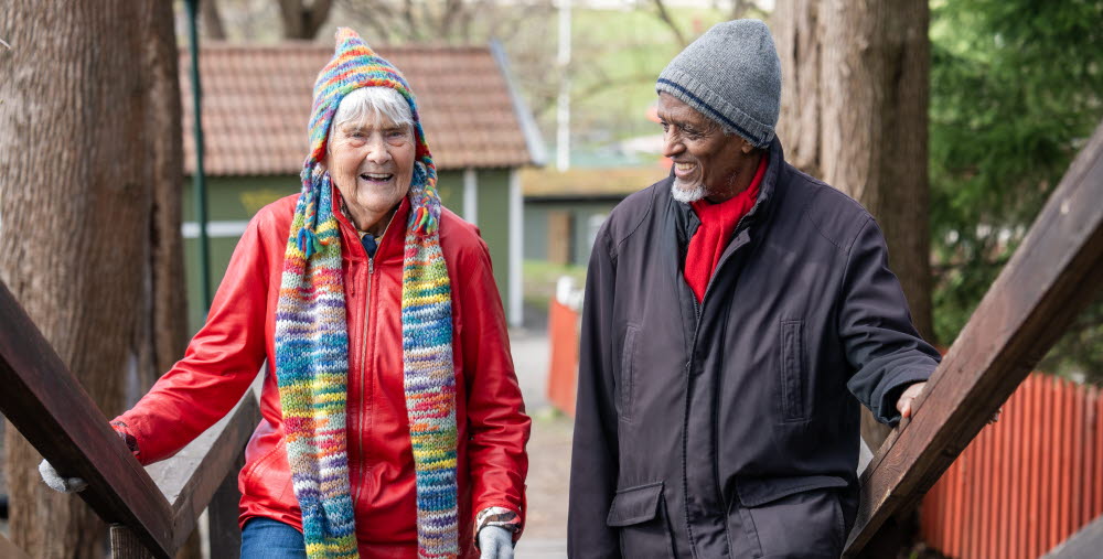Kvinna och man på promenad