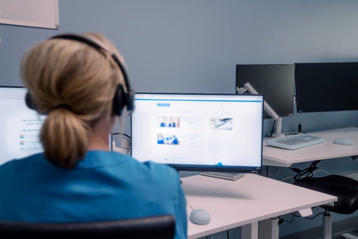 sjuksköterska vid dator,