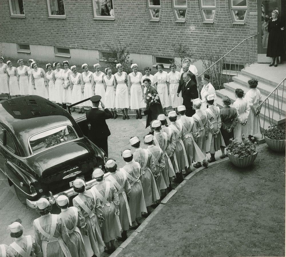 Fotografi taget den 20 juni år 1955 då drottning Louise besökte sjuksköterskeskolan i Gävle.
