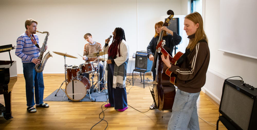 Musikelever som spelar instrument