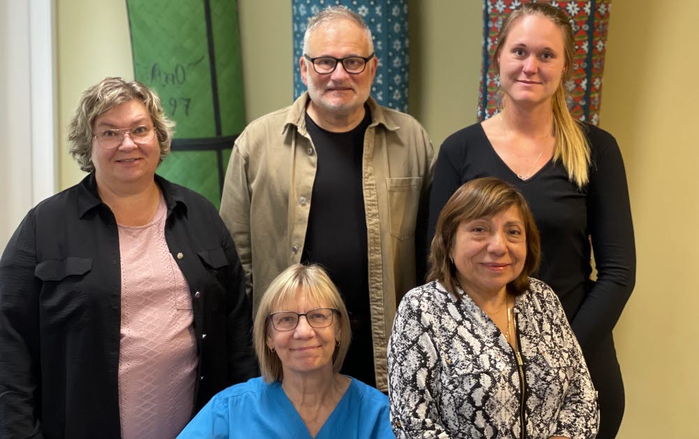 Asyl- och migranthälsan i Söderhamn.
Från vänster stående: Agneta Löfstrand; administratör, Per Baumeister; Distriktssköterska, Renée Ståleborg Persson; sjuksköterska
Från vänster sittande: Maria Spansk McGrail; kurator, Norma Elfström; Distriktssköterska