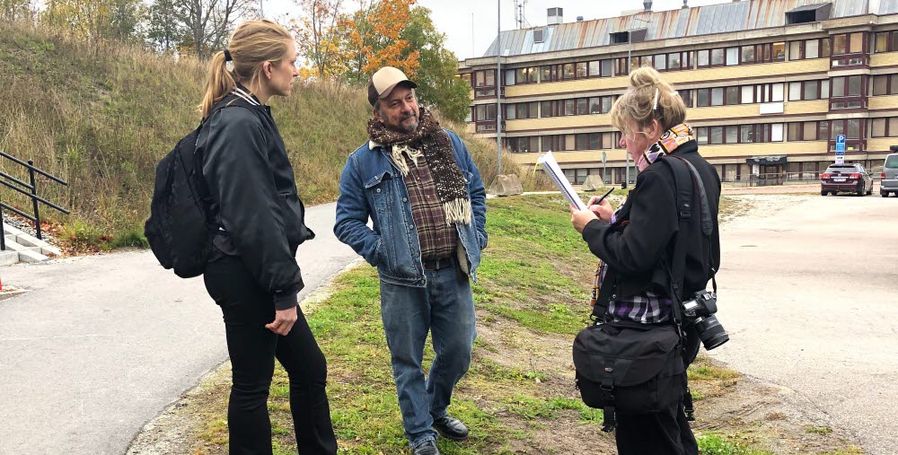 Pressvisning av konstverk vid Hudiksvalls sjukhus. Marco Cueva tillsammans med Linda Bäckström och reporter från Hudiksvalls tidning.