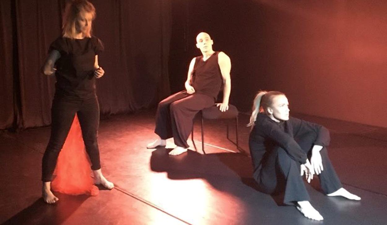 Tre personer i ett scenrum