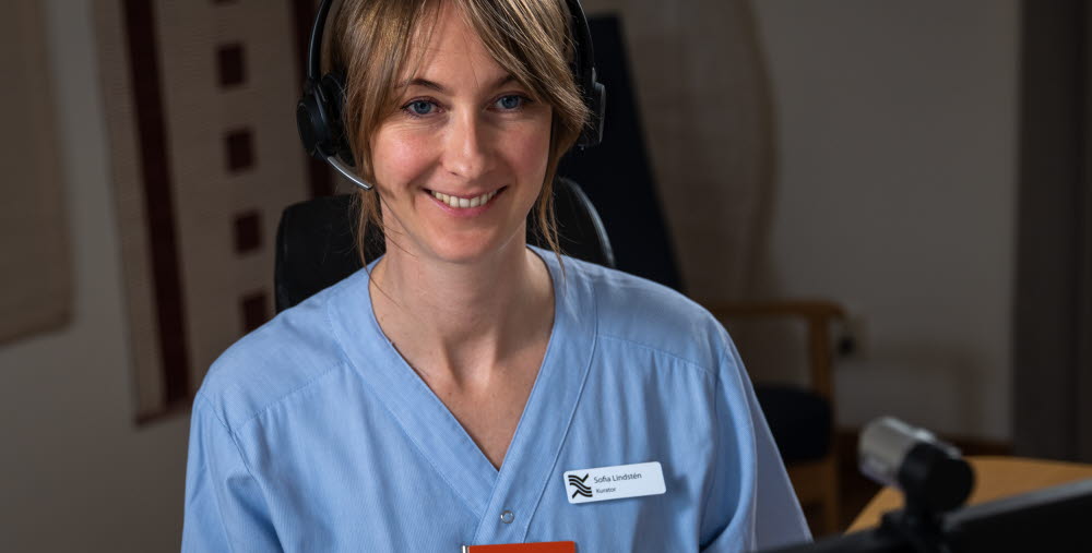 Sofia Lindstèn, kurator på Gävle sjukhus, har videosamtal genom Min vård Gävleborg.