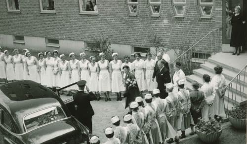 Fotografi taget den 20 juni år 1955 då drottning Louise besökte sjuksköterskeskolan i Gävle.