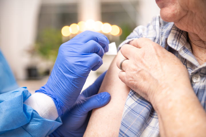 Vaccinering, plåster, sjuksköterska, covid-19