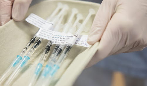 Vaccination mot Covid-19 på Din Hälsocentral i Ockelbo. I bild: Detalj sprutor. 