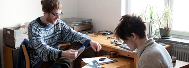 Bild på två studenter i ett rum på internatet