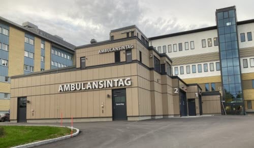 Ambulansintaget vid Hudiksvalls sjukhus. I bilden syns också konstverket som utgörs av flera replika av ambulansintaget på taket.
