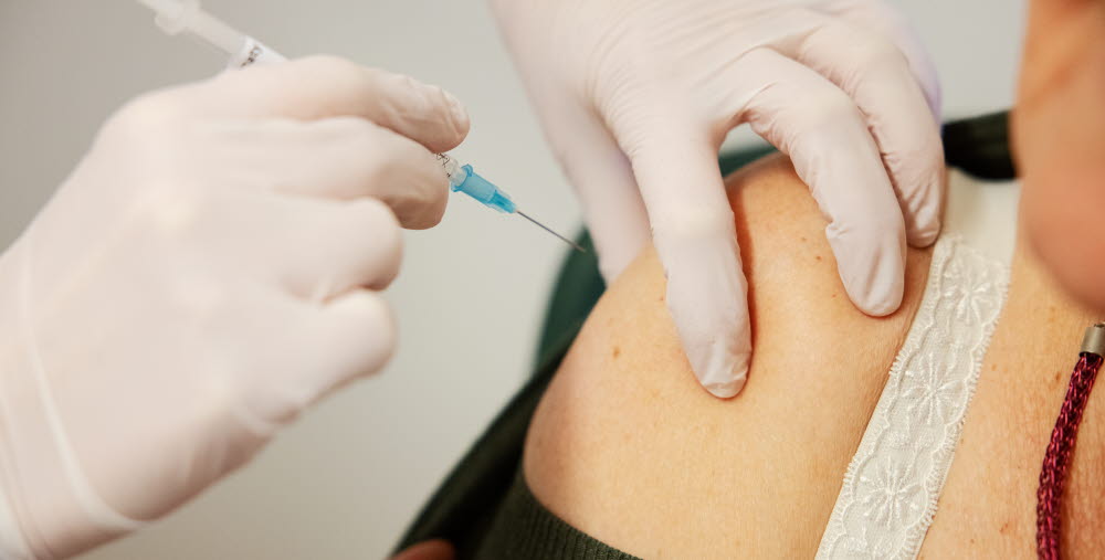 Vaccination mot Covid-19 på Din Hälsocentral i Ockelbo. I bild: Detalj, spruta.