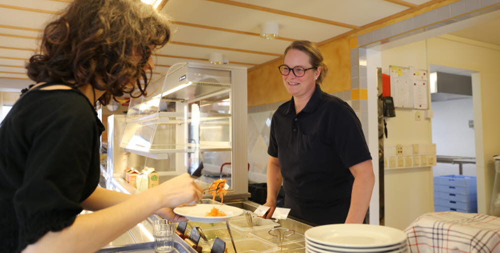 Kökspersonal i restaurang tar emot kursdeltagare