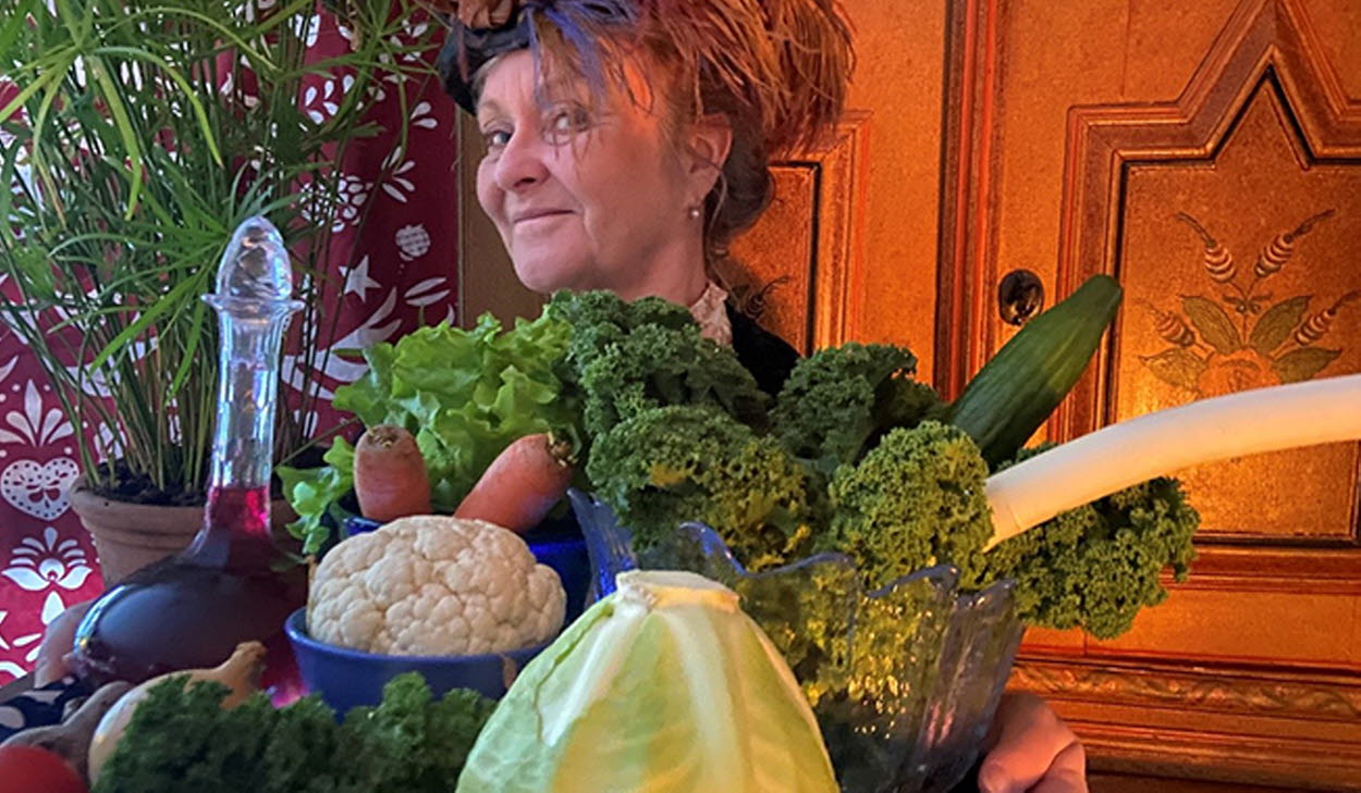En person med grönsaker i sin famn