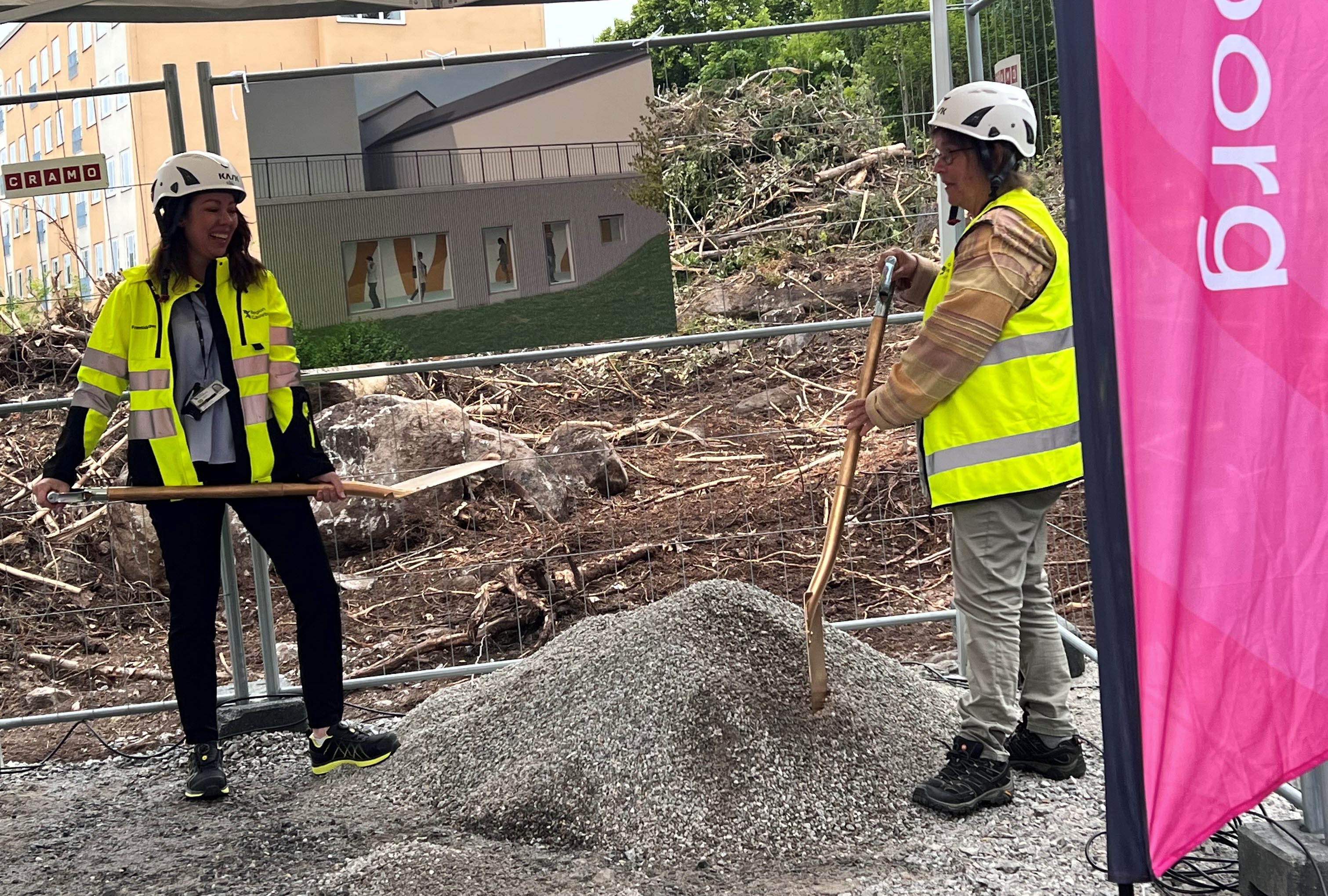 Första spadtaget teknikbyggnaden vid Hudiksvalls sjukhus.