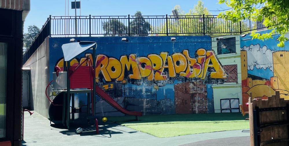 Graffitimålning på vägg med texten Chromophobia 