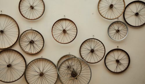 Flera cykelhjul i olika storlekar, utan däck.