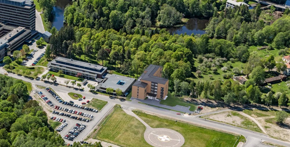 Flygfoto Gävle sjukhusområde, helikopterplattan syns och den nya byggnaden på andra sidan vägen från helikopterplattan.